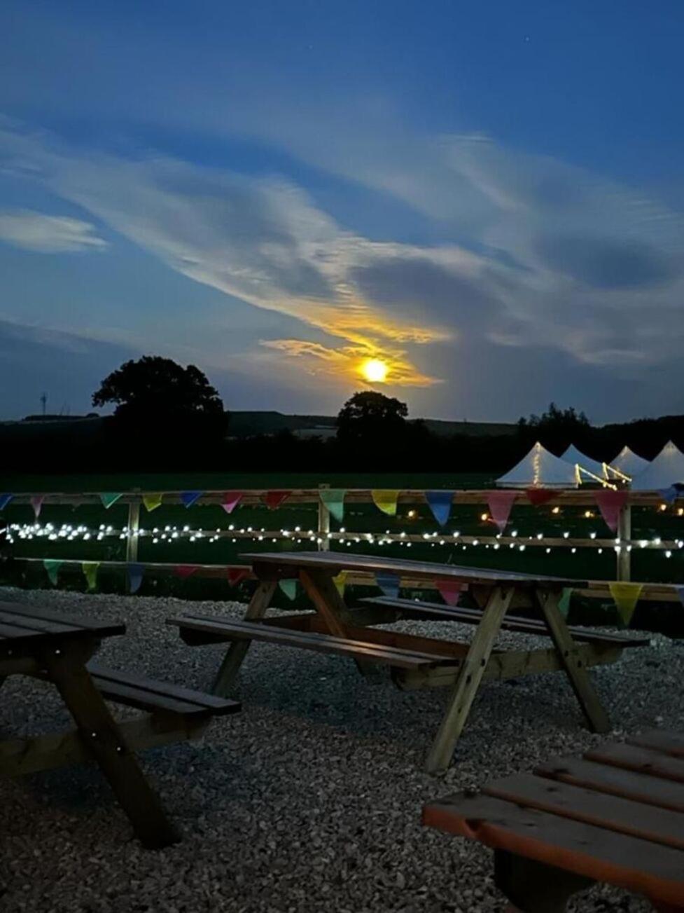 Country View Camping Bratton Bagian luar foto
